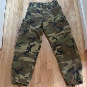 urban outfitters camo pants